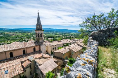 Saint-Saturnin-ls-Apt, Provence-Alpes-Cte-d 'Azur' daki Luberon 'daki ortaçağ tepe köyü..