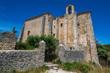 Saint-Saturnin-ls-Apt, Provence-Alpes-Cte-d 'Azur' daki Luberon 'daki ortaçağ tepe köyü..
