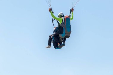 Millau viyadük üzerinde Aveyron gökyüzünde paraglider.