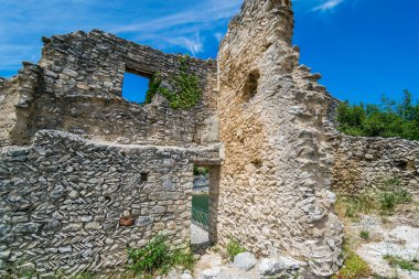 Saint-Saturnin-ls-Apt, Provence-Alpes-Cte-d 'Azur' daki Luberon 'daki ortaçağ tepe köyü..