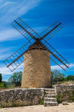 Saint-Saturnin-ls-Apt, Provence-Alpes-Cte-d 'Azur' daki Luberon 'daki ortaçağ tepe köyü..