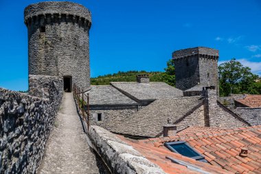 La Couvertoirade güzel ortaçağ köyü Aveyron 'da tünemişti..
