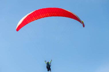 Millau viyadük üzerinde Aveyron gökyüzünde paraglider.
