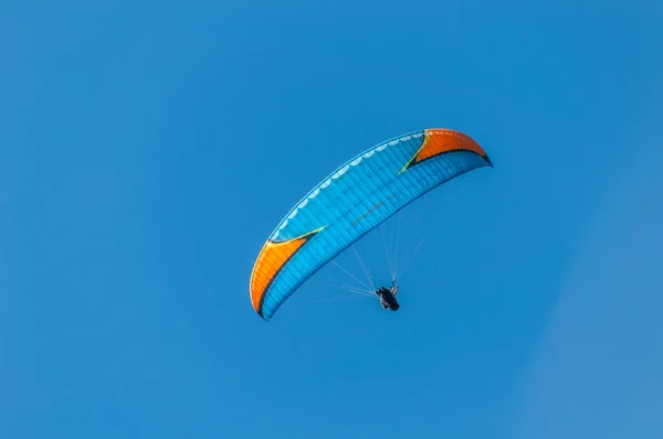 在米劳高架桥上方的Aveyron天空中滑翔机 — 图库照片