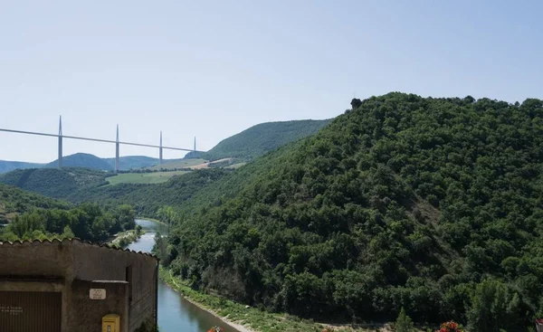Peyre, Tarn 'ın yukarısındaki ortaçağ köyü, Aveyron' daki troglodit kilisesi..