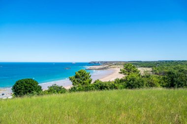 Sables-D 'or-les-Pins, Brittany' deki Ctes-d 'Armor sahil beldesi.