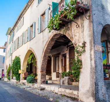 Biot, Fransız Rivierası 'ndaki Alpes-Maritimes ortaçağ köyü..