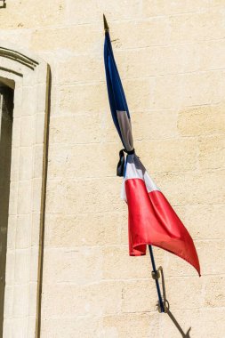 Siyah kreple yarıya indirilmiş bayrak.