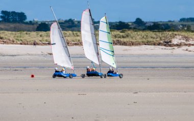 Brittany Finistre plajında kum yatçılığı dersleri..