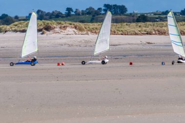 Brittany Finistre plajında kum yatçılığı dersleri..