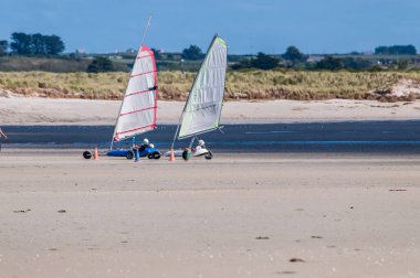 Brittany Finistre plajında kum yatçılığı dersleri..