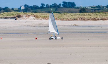 Brittany Finistre plajında kum yatçılığı dersleri..