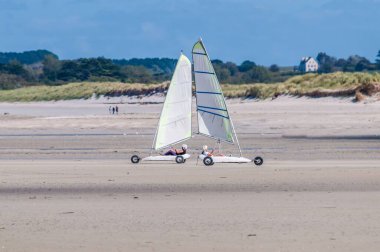 Brittany Finistre plajında kum yatçılığı dersleri..