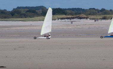 Brittany Finistre plajında kum yatçılığı dersleri..