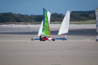 Brittany Finistre plajında kum yatçılığı dersleri..