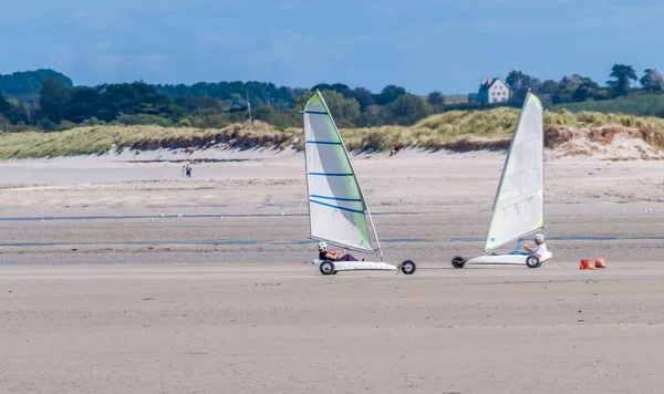 Brittany Finistre plajında kum yatçılığı dersleri..