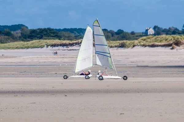Brittany Finistre plajında kum yatçılığı dersleri..