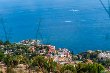Fransa 'da Fransız Rivierası' nda La Turbie ve Nice arasında Akdeniz kıyısı.
