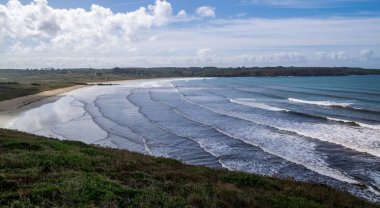 Brittany 'nin kumlu plajlarıyla manzarası.