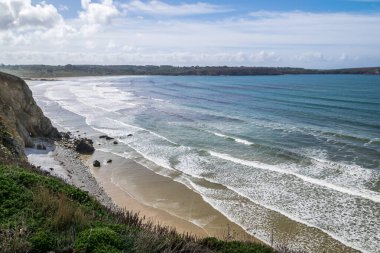 Brittany 'nin kumlu plajlarıyla manzarası.