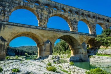 Pont du Gard, Fransa 'nın Gard bölgesinde Uzs ve Remoulins arasında bulunan bir Roma su kemeri..