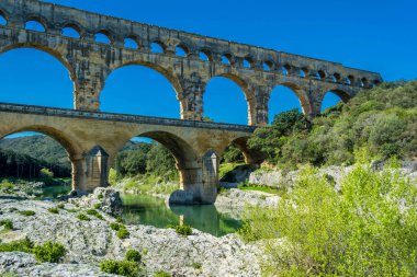Pont du Gard, Fransa 'nın Gard bölgesinde Uzs ve Remoulins arasında bulunan bir Roma su kemeri..