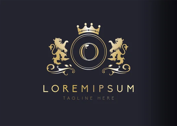 Heraldik aslan ilk harf O logo tasarımı. Çiçek, taç ve aslan amblemi desenli lüks Kraliyet O harfinin vektör çizimi. Simge şablonunu imzala