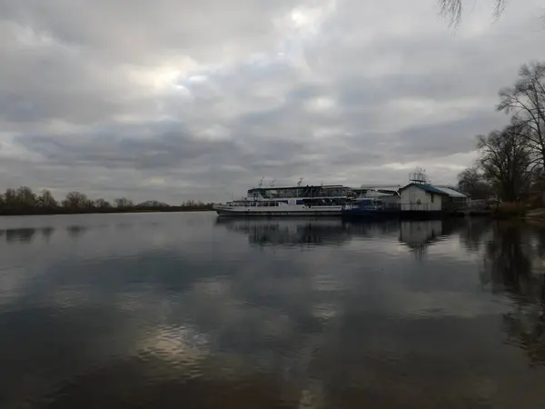 Boot Rivier Bij Bewolkt Weer — Stockfoto