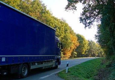 Mavi bir kamyon sonbahar fotoğrafına daldı. Bu fotoğraf Hollanda ve Almanya arasındaki sınırın yakınında çekildi.