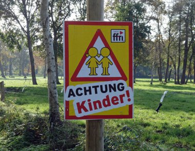 Wilsum, Almanya, 7 Kasım 2020: Almanya 'da araba sürücülerini oyun oynayan çocuklara dikkat etmeleri için uyaran birçok işaretten biri. Bu Radio FFN 'den, Lower Saxony' nin radyo istasyonu..
