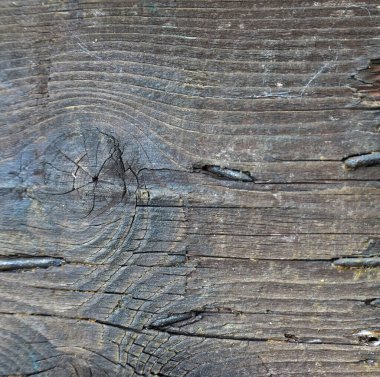 İçine çivi çakılmış eski bir tahta.