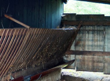 Köy ağılının köşesinde. Tahta. - Boş. Saman yemliğiyle beslen. Altındaki su yalağı. Koyun ahırı.