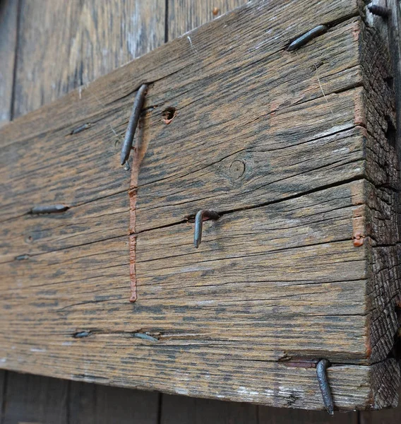 Ein Altes Holzbrett Mit Ein Paar Herausstehenden Nägeln — Stockfoto