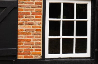 Taş bileşimi, pencere ve kapının bir parçası. Renkler: Siyah, beyaz ve kırmızı. Çok eski ama Almanya 'da iyi korunan bir ev..