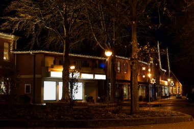 Noel zamanı küçük bir Alman kasabası. Hava kararıyor. Dükkanlar, evler, ağaçlar ve Noel ışıkları