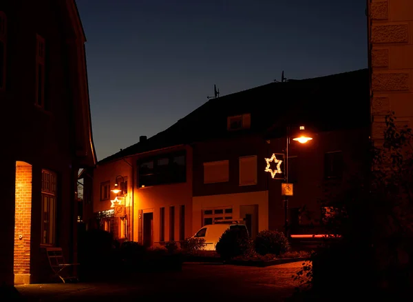 Uma Pequena Cidade Alemã Época Natal Está Escurecer Casas Carro — Fotografia de Stock
