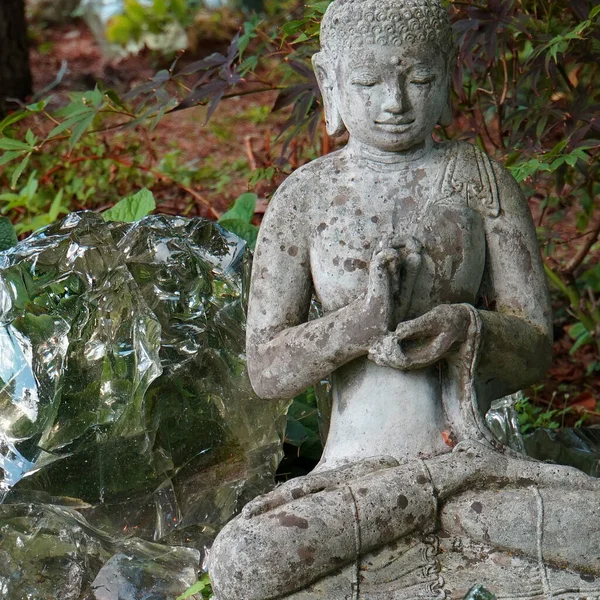 Mediterar Buddha Trädgården Buddha Staty Med Stor Glasbit Bredvid — Stockfoto