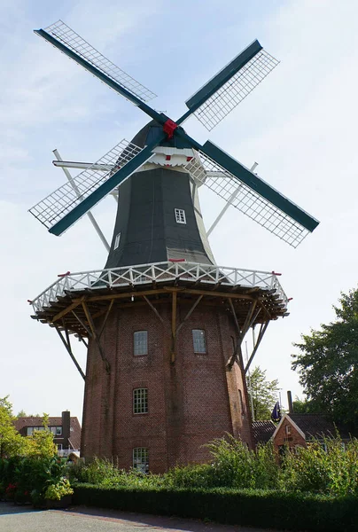 Die Historische Windmühle Der Papenburger Innenstadt Ist Eine Smockmühle — Stockfoto