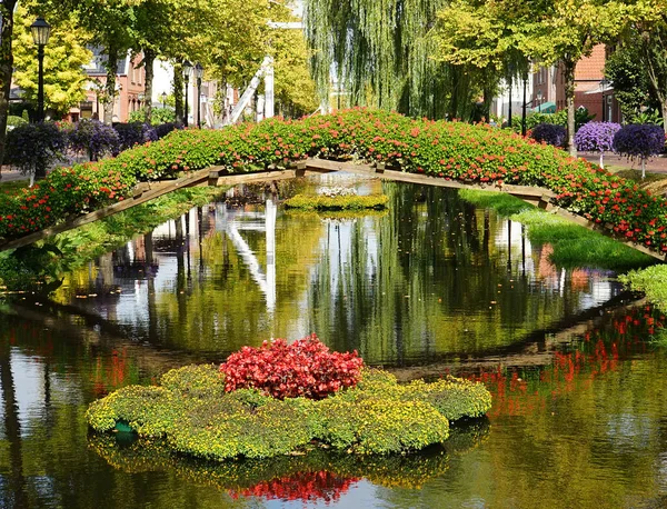 Una Ciudad Decorada Con Flores Construido Una Especie Puente Flores — Foto de Stock