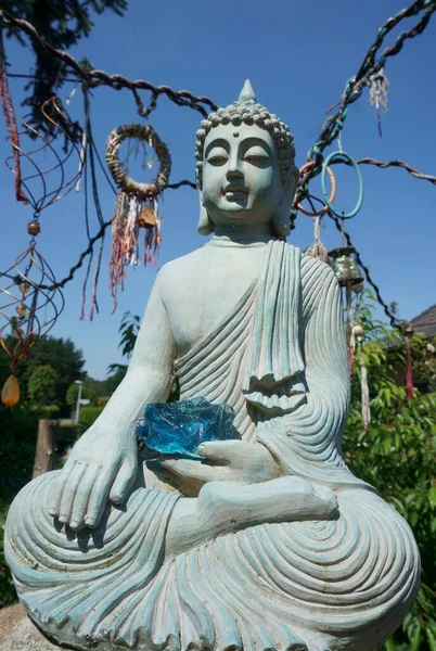 Posąg Siedzącego Medytującego Buddhy Niebieskim Szklanym Kamieniem Dłoni Jestem Gautama — Zdjęcie stockowe
