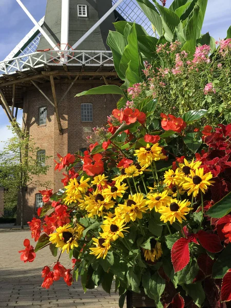 Eine Deutsche Stadt Die Mit Blumen Geschmückt Ist Vor Der — Stockfoto