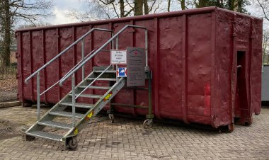 Wilsum, Aşağı Saksonya, Almanya - 23 Ocak 2021 - Geri dönüştürülmesi gereken büyük miktarda kağıt var. Bu konteynırda insanlar kağıt yatırabilir. Bu Hollanda-Alman işbirliğinin bir örneği. Konteynır Hollanda malı. Mekan Almanya 'da.