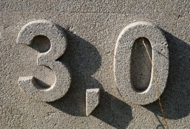 '3.0' gri bir Alman duvarında görülüyor. Virgül Avrupa 'da ondalık noktasını göstermek için kullanılır. 