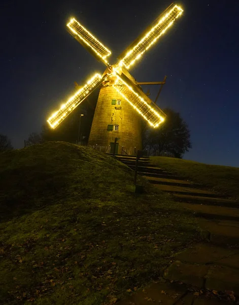 Beleuchtete Alte Historische Windmühle Deutschland Die Auf Einem Hügel Steht — Stockfoto