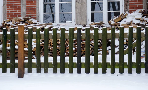 Invierno Nieve Una Cerca Dos Ventanas Una Pila Leña —  Fotos de Stock