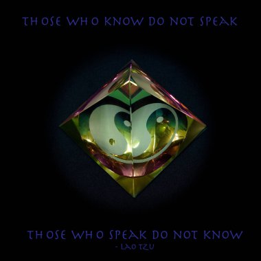Bilenler konuşmaz, konuşanlar bilmez Lao Tzu. Lao Tzu 'dan bir alıntı, konuşmak ve sessiz olmak hakkında.. 