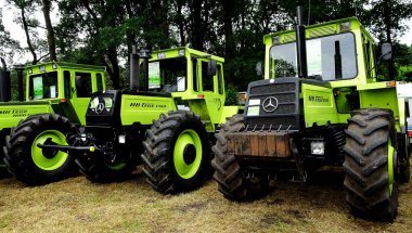 Itterbeck, Lower Saxony, Almanya - 19 Haziran 2016 Klasik traktör sergisi. Mercedes-Benz MB 1100, 1300 ve 1600. MB trac Unimog 'a dayanıyordu. 1973 ve 1991 yılları arasında inşa edilmiş. Tasarım ve konsept devrimciydi.