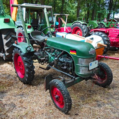 Itterbeck, Lower Saxony, Almanya - 19 Haziran 2016 Klasik traktör sergisi. Yeşil Kramer traktörü