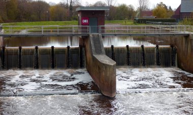Almanya 'da Dinkel nehrinde bir baraj. Bu baraj su seviyesini düzenliyor. Bir sızıntı.