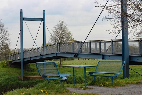 Bancos Piquenique Azuis Mesa Frente Uma Ponte Azul Para Ciclistas — Fotografia de Stock